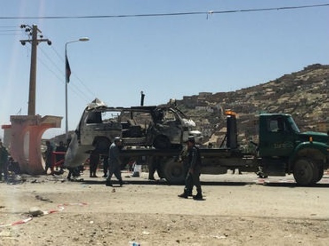 Fuerzas de Seguridad afganas inspeccionan el sitio en donde ocurrió la explosión. (Foto Prensa Libre: AP)