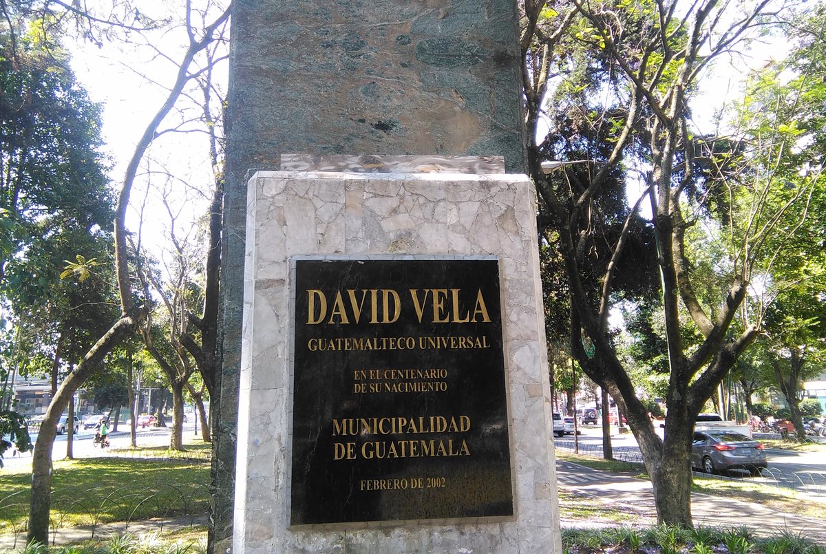 Lugar donde estaba el busto del periodista David Vela, coautor del himno de la Huelga de Dolores. (Foto Prensa Libre: Oscar Felipe Quisque)
