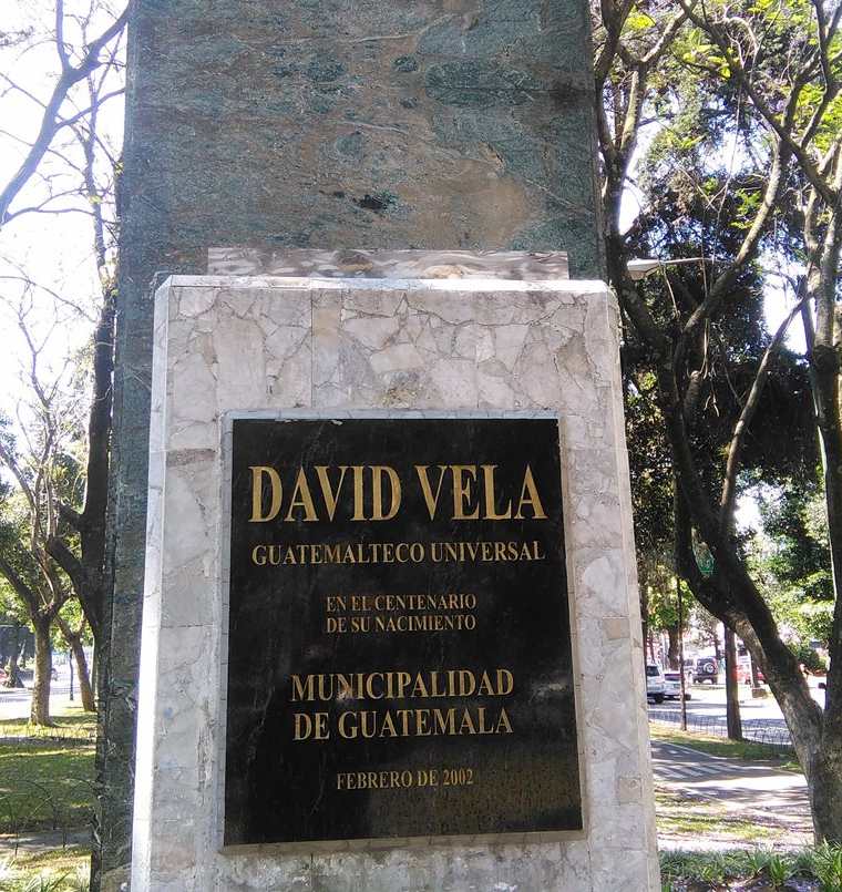 Lugar donde estaba el busto del periodista David Vela, coautor del himno de la Huelga de Dolores. (Foto Prensa Libre: Oscar Felipe Quisque)