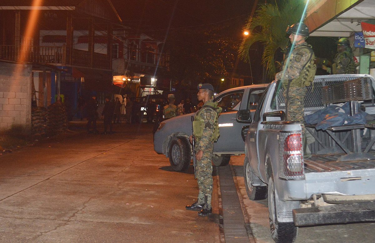 Fuerzas combinadas permanecen al resguardo de la cárcel de Puerto Barrios, Izabal. (Foto Prensa Libre: Dony Stewart)