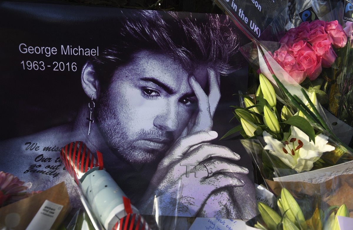 La inesperada muerte del cantante británico George Michael a los 53 años ha teñido la Navidad de luto para el mundo de la música. (Foto Prensa Libre: EFE)