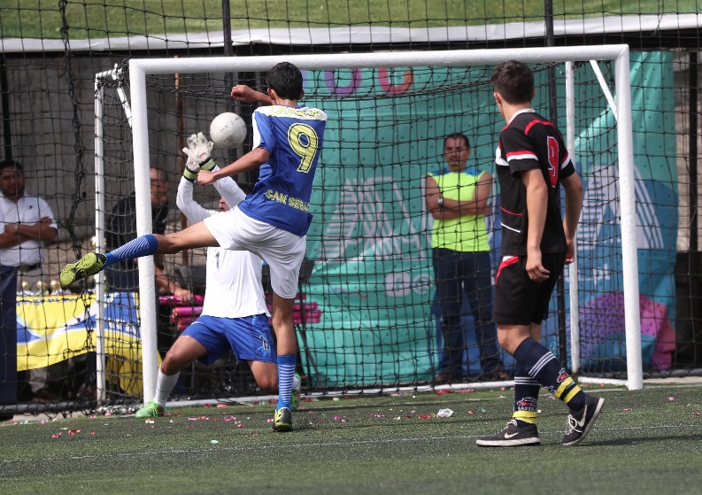 El Colegio Castillo Córdova ganó la Copa Aula 2018 en la rama masculina al superar en la final al Colegio San Sebastian. (Foto Prensa Libre: Jorge Ovalle).