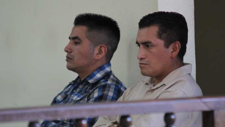 Los dos sentenciados en Huehuetenango por robo agravado y atentado contra los servicios de telecomunicaciones. (Foto Prensa Libre: Mike Castillo).