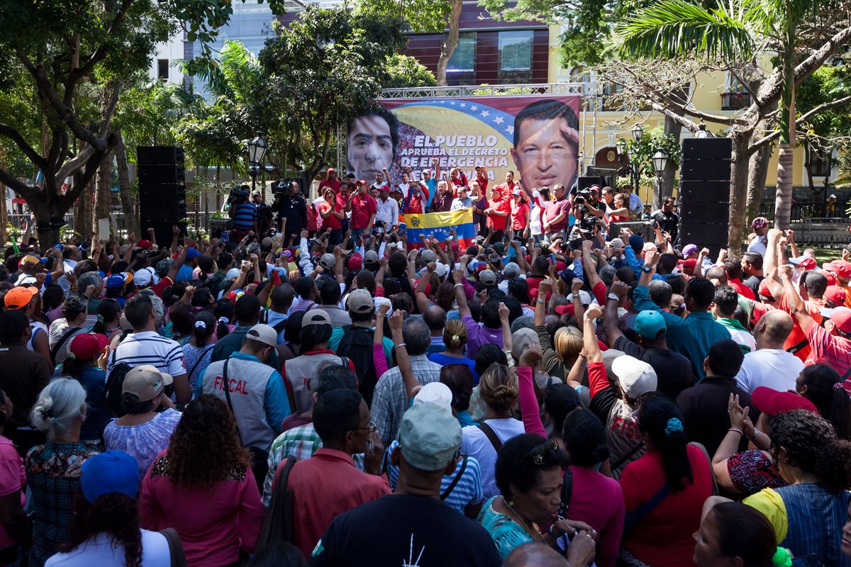 Un grupo de simpatizantes del gobierno manifiestan en Caracas a favor del decreto económico de Nicolás Maduro. (Foto Prensa Libre: EFE).