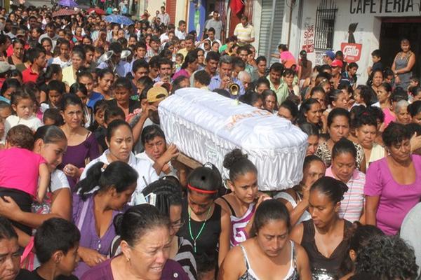 Vecinos acompañan el sepelio de María Elena Hernández, quien murió de forma violenta en Casillas. (Foto Prensa Libre: Oswaldo Cardona)