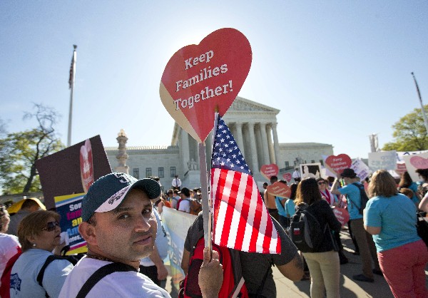 Activistas maniifiestan su apoyo a la medida migratoria de Obama. (AP).