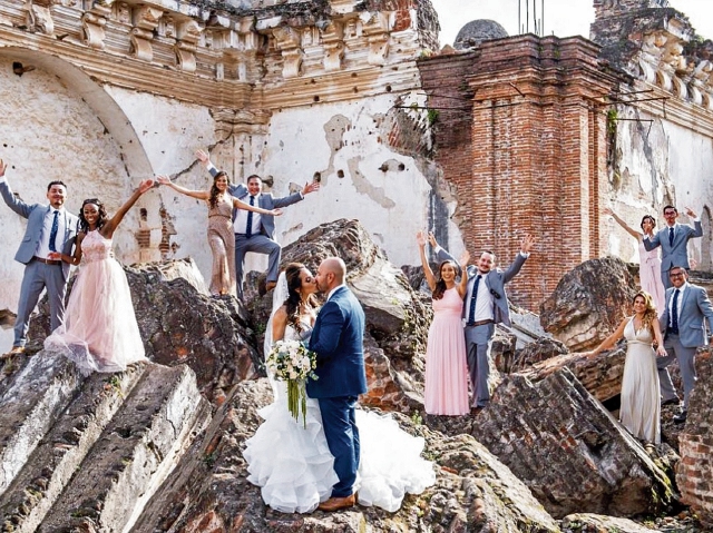 Siete de cada 10 bodas de destino se efectúan en el complejo arquitectónico colonial de Antigua Guatemala; le sigue Atitlán y otros destinos. (Foto Prensa Libre: Cortesía Aldo Fernández Comparini)