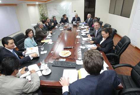 El gabinete designado por el PP, durante la reunión efectuada ayer en la sede de ese partido, para discutir sobre el traslado de información y la situación económica de los ministerios.
