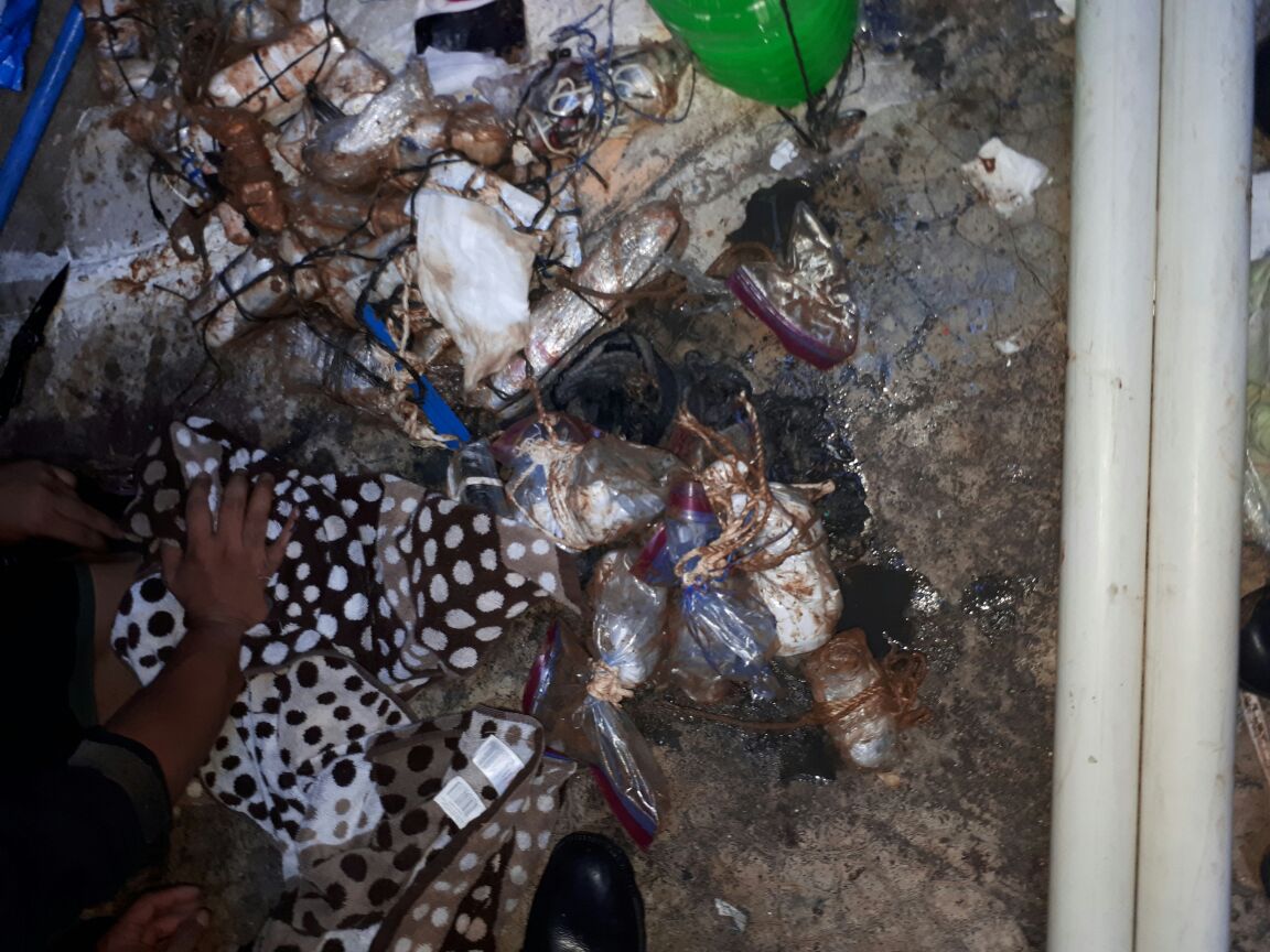 Autoridades localizaron varias granadas de fragmentación que serían utilizadas por los reos para causar daños en el Infiernito. (Foto Prensa Libre: PNC)