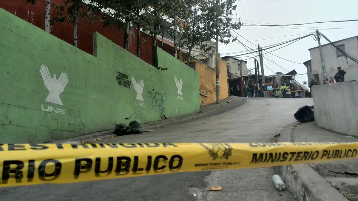 Las bolsas con restos humanos fueron dejadas a pocos metros del ingreso al condominio donde vive el alcalde de Mixco. (Foto Prensa Libre: Estuardo Paredes)