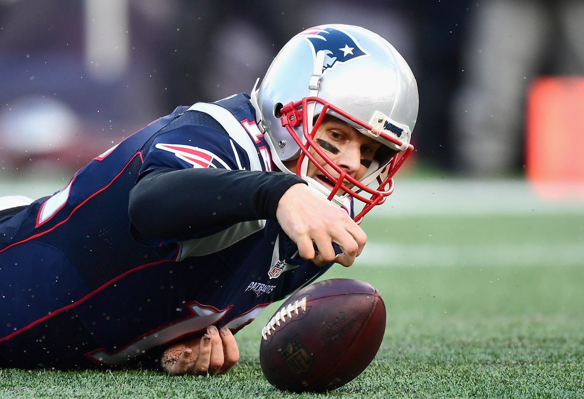 Brady alcanza el ovoide en una jugada de este sábado. (Foto Prensa Libre: AFP)