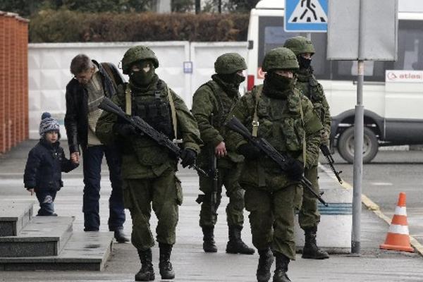  Hombres sin identificar con uniformes militares y armas de fuego en Crimea. (Foto Prensa Libre:EFE)