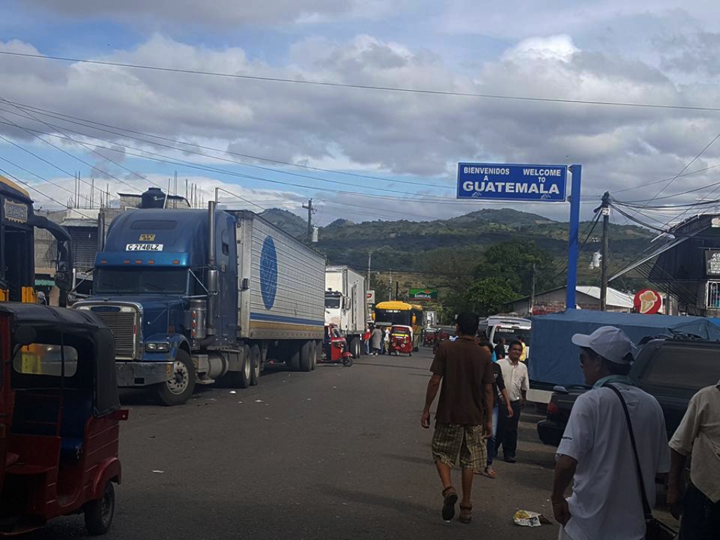 Vehículos comienzan a circular en la aduana San Cristóbal, luego de que fue retirado el bloqueo. (Foto Prensa Libre: Óscar González).