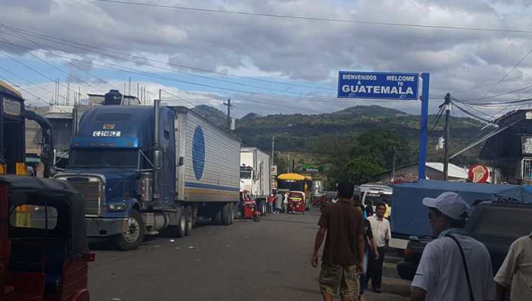 Vehículos comienzan a circular en la aduana San Cristóbal, luego de que fue retirado el bloqueo. (Foto Prensa Libre: Óscar González).