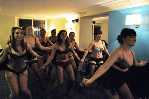 La moda ahora es hacer striptease