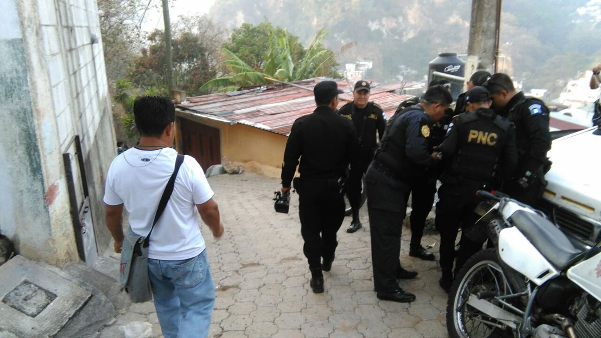 Agentes de la PNC allanan viviendas en la capital, en busca de presuntos extorsionistas. (Foto Prensa Libre: Érick Ávila)
