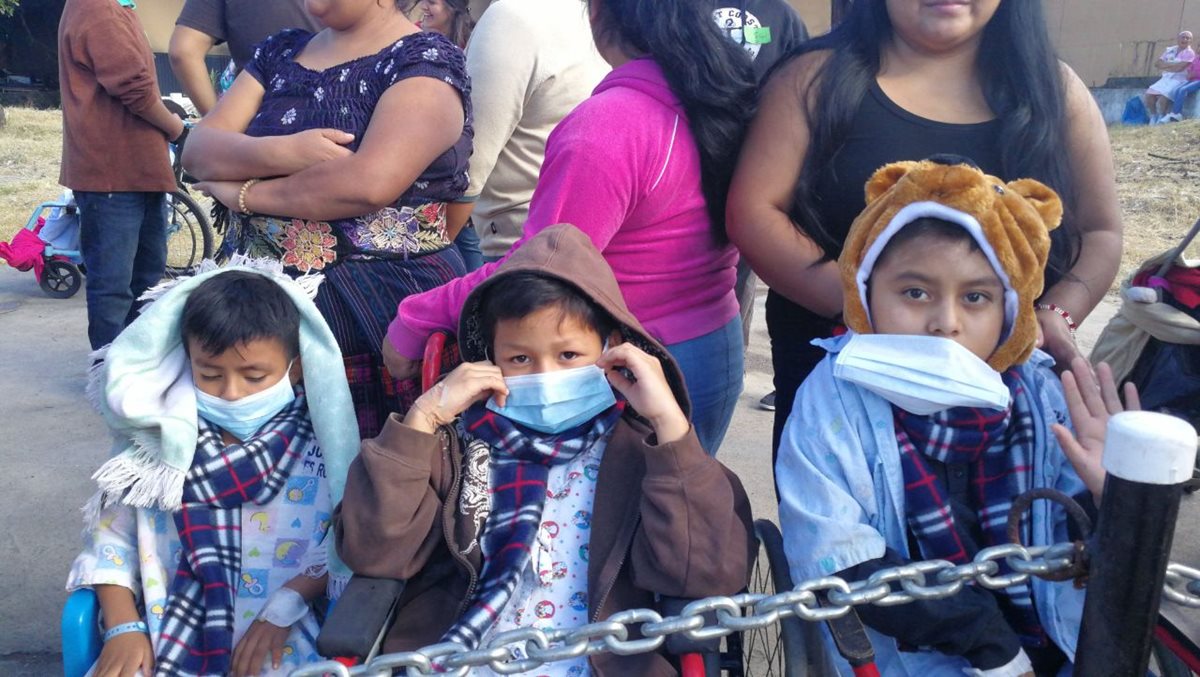 Pese a estar enfermos, los niños esperaron con mucha emoción la llegada de Santa Claus. (Foto Prensa Libre: Érick Ávila)