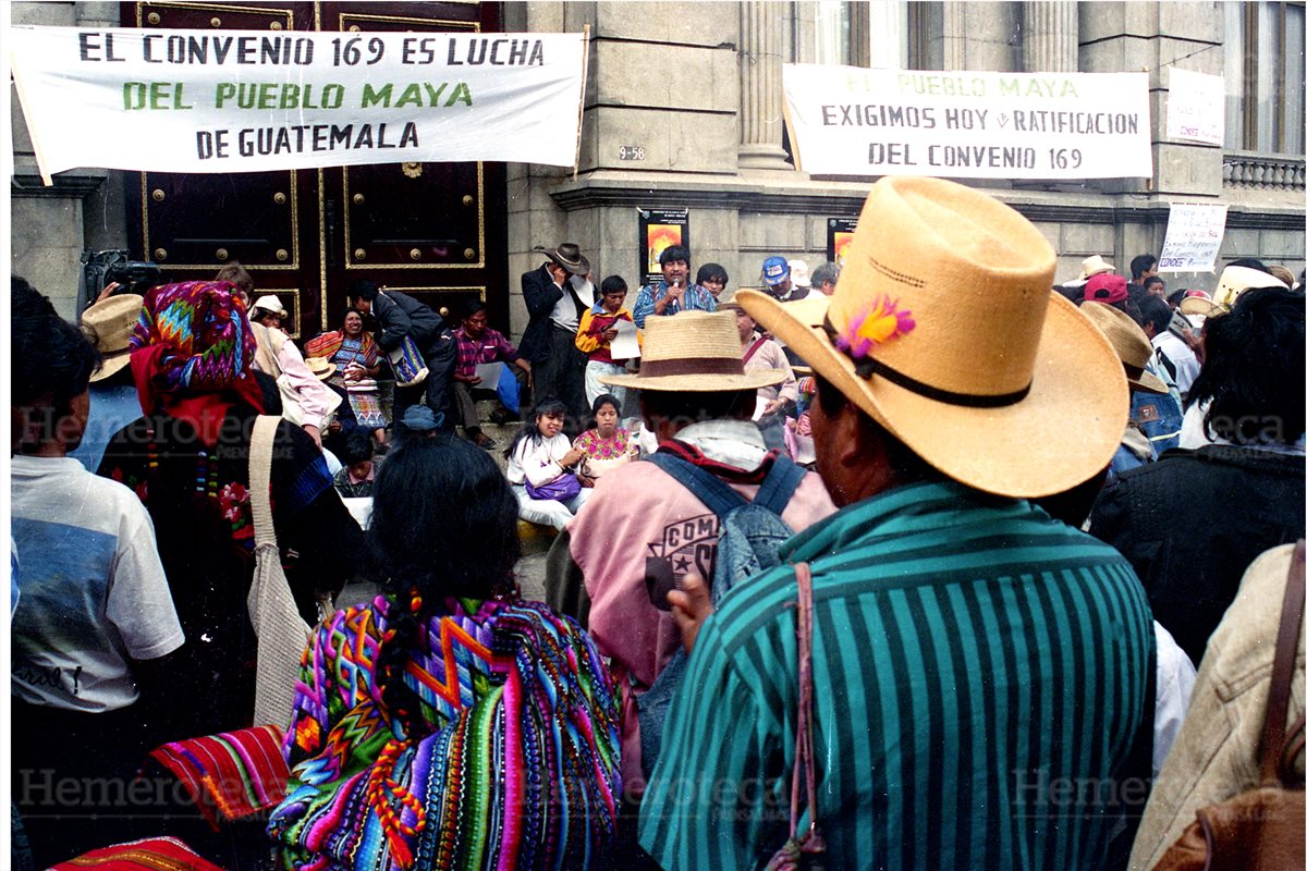Diversas organizaciones y representantes de los pueblos mayas esperan afuera del Congreso la aprobacio?n del Convenio 169, el 6/3/1996. (Foto: Hemeroteca PL)
