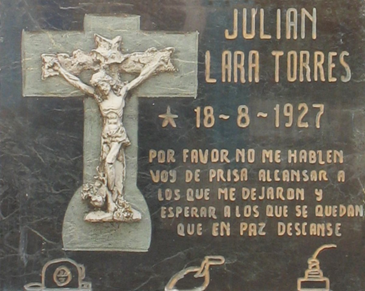 Lápida de Julián Lara Torres, colocada por él mismo, 12 años antes de morir.