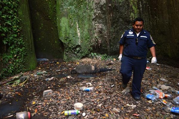 El cadáver de Mario Macario fue encontrado en un barranco de la aldea El Mojón,  Olintepeque, Quetzaltenango. (Foto Prensa Libre: Alejandra Martínez)