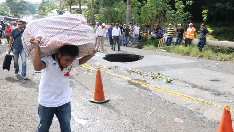 Un agujero se formó en el km 166 de la ruta al Suroccidente, entre Mazatenango y Cuyotenango, debido a las constantes lluvias, las cuales, además, han provocado inundaciones y deslizamientos en otros departamentos. (Foto Prensa Libre: Cristian Soto)