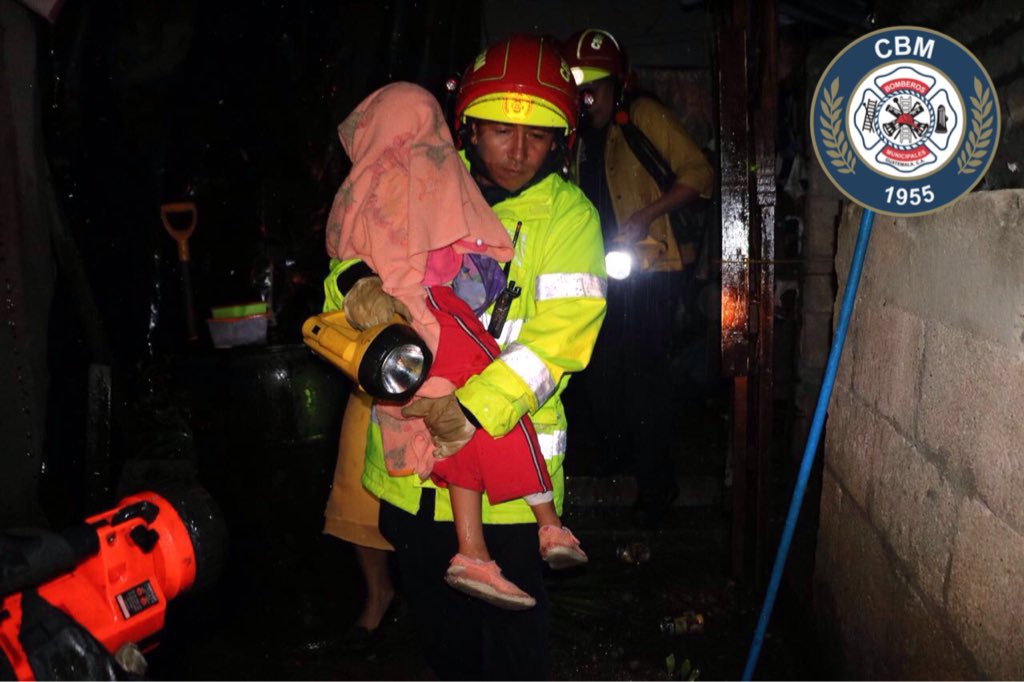 Socorristas atienden emergencias provocadas por la lluvia en la zona metropolitana. (Foto Prensa Libre: CBM)