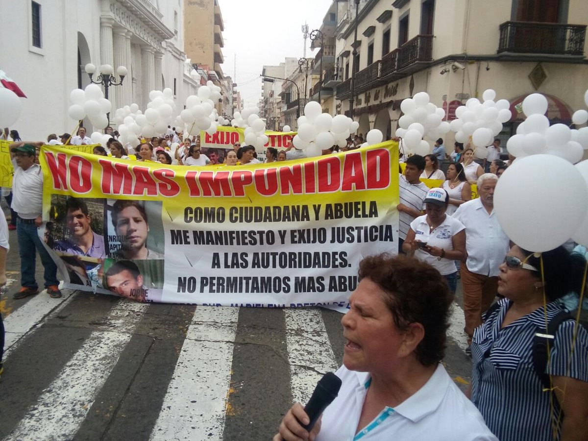 Decenas de personas manifiestan en Veracruz para pedir justicia ante la presunta violación de la menor de edad Daphne Fernández. (Foto Prensa Libre: EFE).
