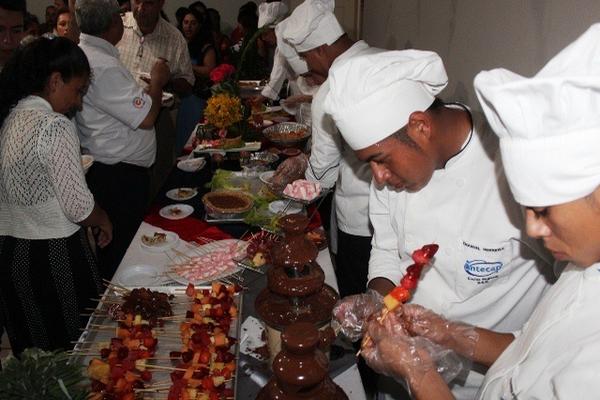Estudiantes de cocina efectúan muestra gastronómica en Barberena, Santa Rosa. (Foto Prensa Libre: Oswaldo Cardona) <br _mce_bogus="1"/>