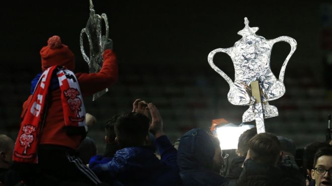 Una noche mágica. Los aficionados de Lincoln y Sutton no dejan de soñar con el trofeo que durante años fue el de mayor prestigio en Inglaterra. (Getty Images)