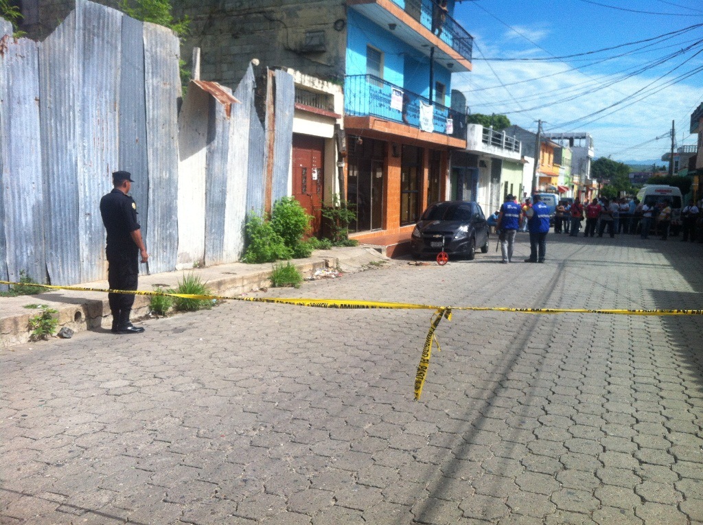 Autoridades resguardan el área donde murió baleado en el empresario, en Chiquimula. (Foto Prensa Libre)
