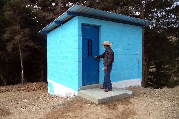 Los nuevos baños en  una de las escuelas.