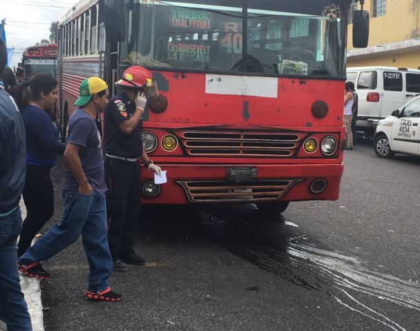 Bomberos Municipales auxilian a conductor y pasajero por heridas luego de ser baleado en la zona 5 de Mixco. (Foto Prensa Libre: Twitter)