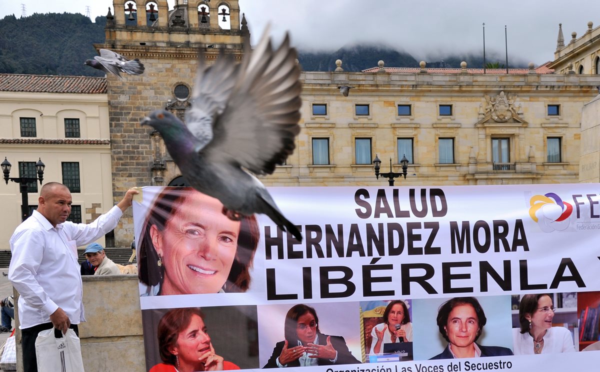 Una manifestación en Bogotá exige la aparición de la periodista Salud Hernández. (Foto Prensa Libre: AFP).