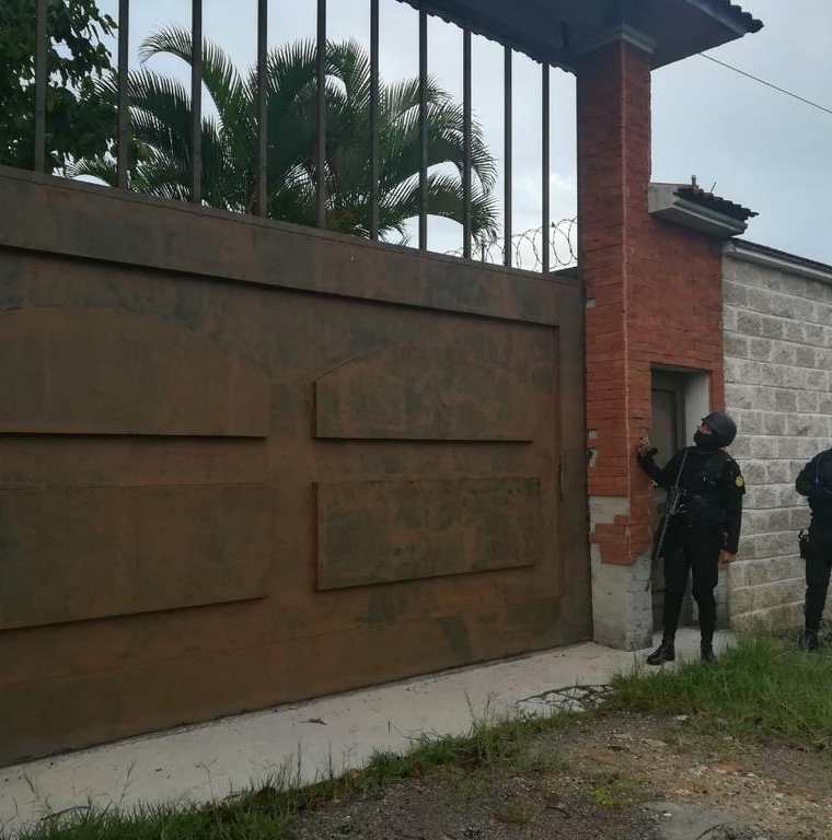 Agentes ingresan a una casa para cumplir con una orden de allanamiento.(Foto Prensa Libre: MP)