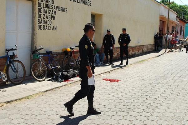 PNC resguarda la escena del crimen. (Foto Prensa Libre: Oscar González)<br _mce_bogus="1"/>