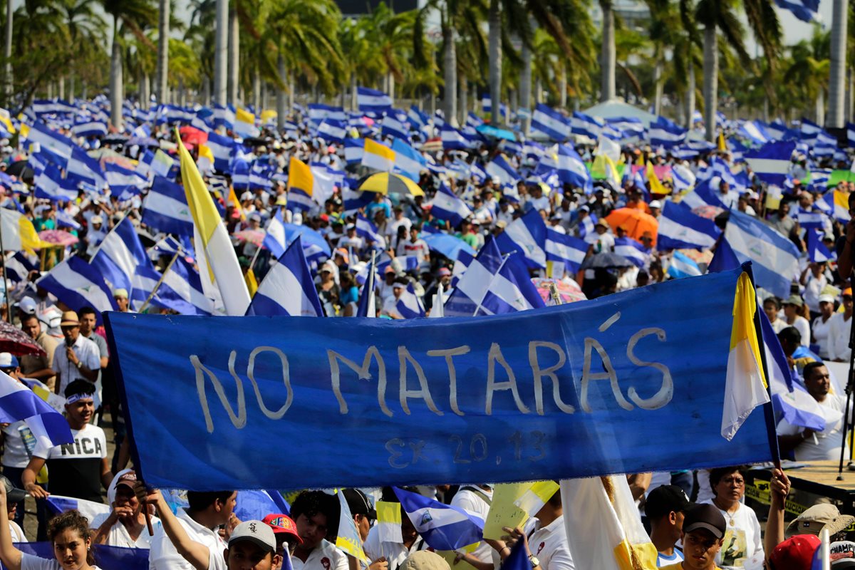 Nicaragüenses participan en la misa al aire libre, para exigir el fin de la violencia en Managua. (Foto Prensa Libre:AFP).