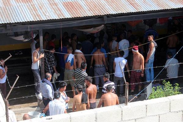 Grupo de reclusos en la  cárcel de Jalapa, donde al menos 20 internos padecen enfermedad.(Foto Prensa Libre: Hugo Oliva)