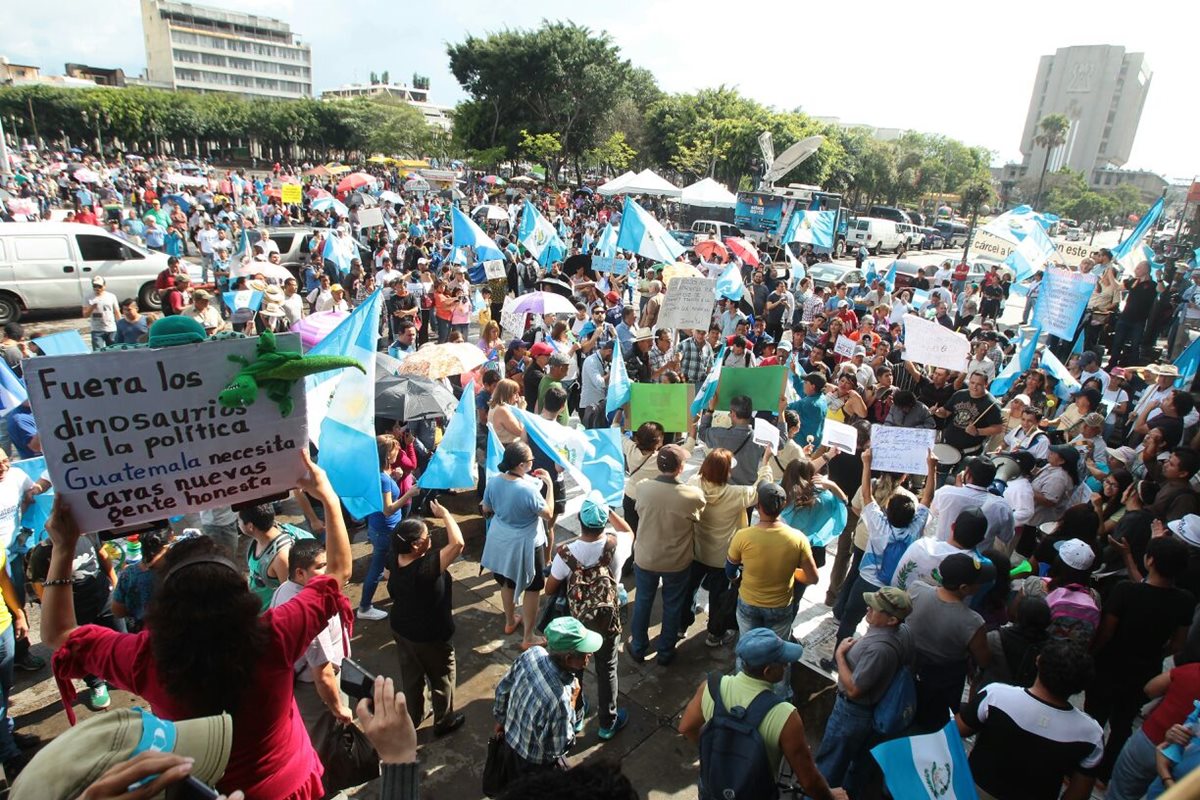 Guatemaltecos se reunen en la Plaza de la Constitución para protestar en contra de la corrupción. (Foto Prensa Libre: Álvaro Interiano)