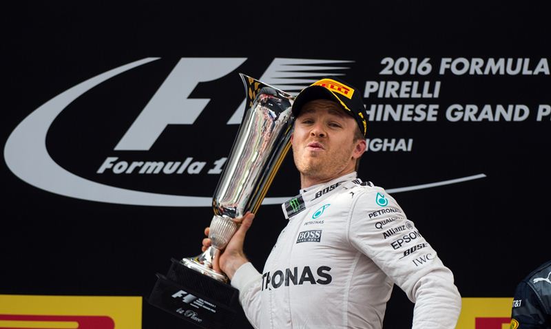 Efusiva celebración del alemán Rosberg en el podio del GP de China. (Foto Prensa Libre: AFP)