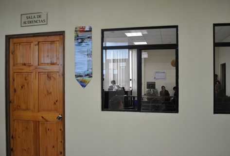 Sala del Juzgado Segundo de Primera Instancia Penal de Quetzaltenango donde se efectuó la audiencia por la muerte de Tommy Ernesto Chajón. (Foto Prensa Libre: Alejandra Martínez).
