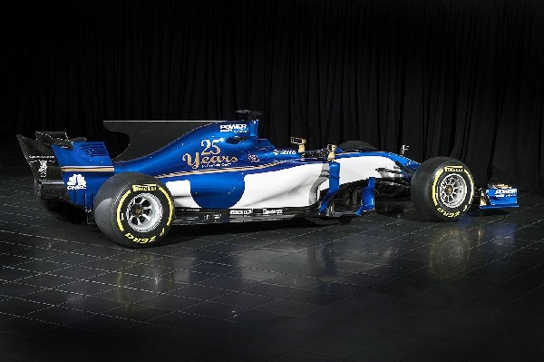 La escudería Sauber ha desvelado este lunes el monoplaza para el Mundial de Fórmula Uno de 2017. (Foto Prensa Libre: EFE).