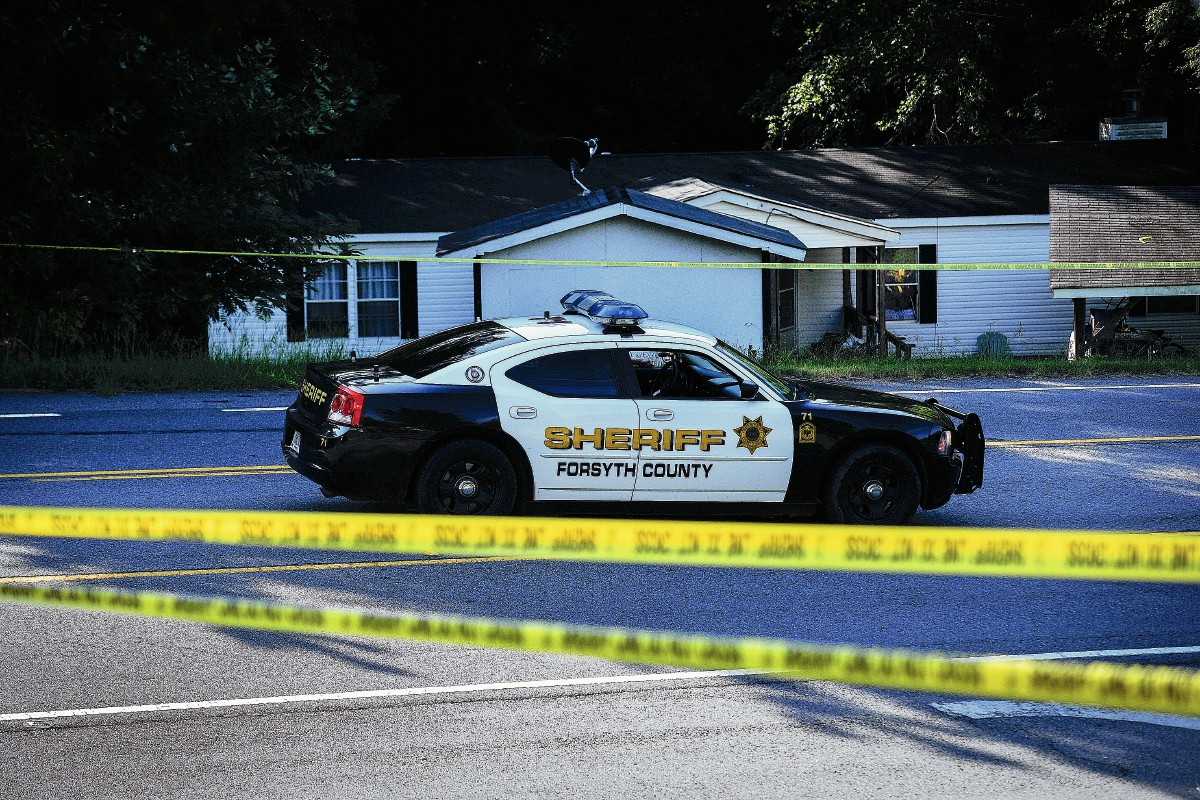 La Policía fuera de la escena del crimen en el que cuatro personas fueron asesinadas. (Foto Prensa Libre:AP).
