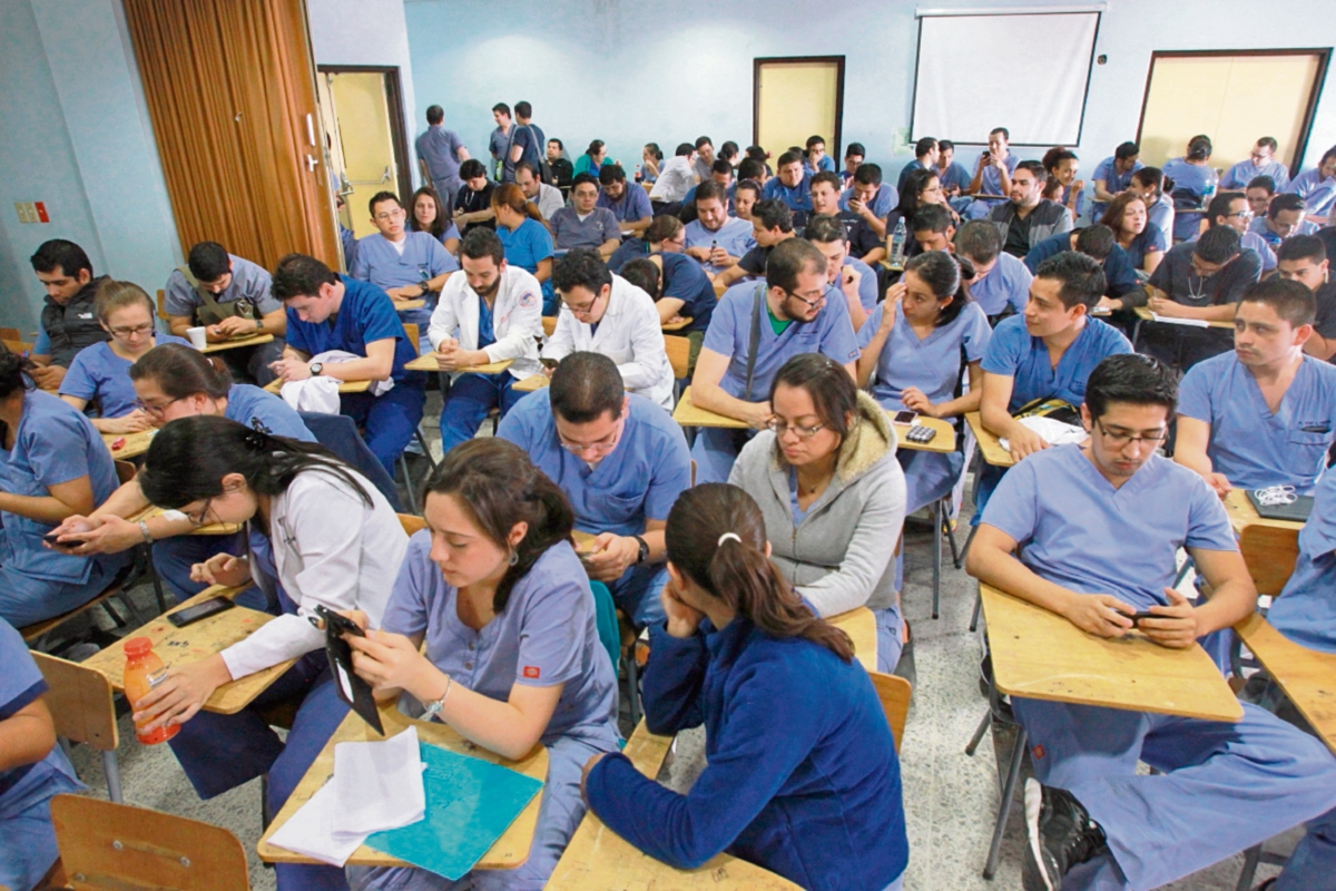 Médicos residentes se mantendrán en asamblea permanente hasta que les paguen los bonos pendientes. (Foto Prensa Libre: Estuardo Paredes)
