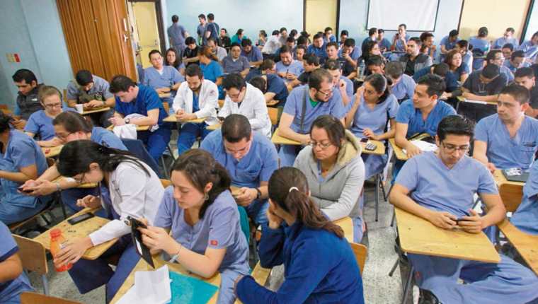 Médicos residentes se mantendrán en asamblea permanente hasta que les paguen los bonos pendientes. (Foto Prensa Libre: Estuardo Paredes)