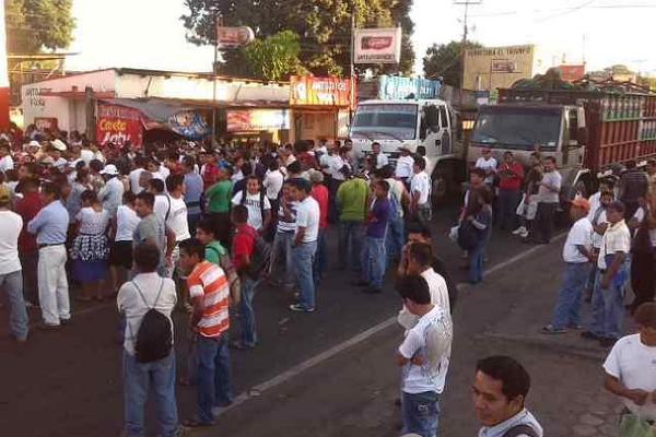 Un grupo de vendedores bloquea la ruta entre la cabecera de Retalhuleu y Champerico. (Foto Prensa Libre: Rolando Miranda) <br _mce_bogus="1"/>
