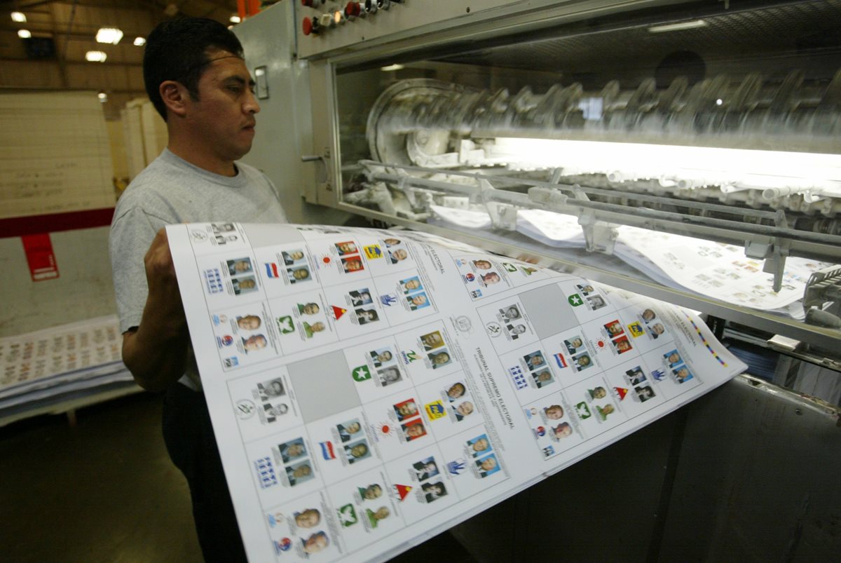 Jóvenes por Guatemala entrega esta petición para que el Registro de Ciudadanos no inscriba a candidatos que no sean idóneos. (Foto Prensa Libre: Hemeroteca PL)
