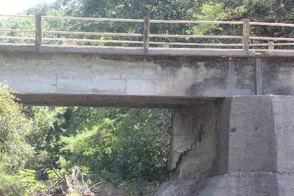 Vecinos de Oratorio temen que el puente El  Caragüe colapse y cause una tragedia.