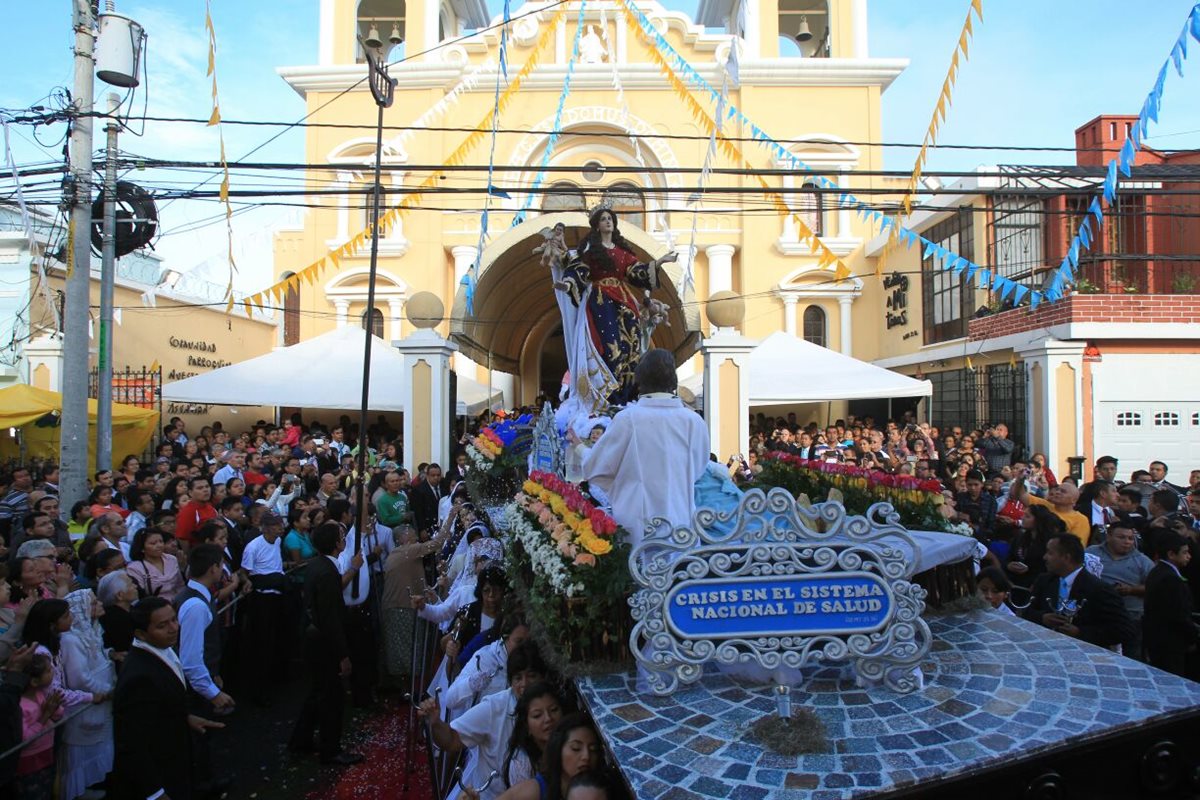 La imagen de la Virgen de la Asunción sale de la parroquia, en zona 2, ante la presencia de cientos de devotos católicos. (Foto Prensa Libre: Estuardo Paredes)