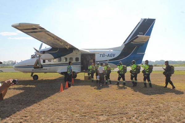 Bomberos se disponen a abordar una aeronave desde que realizarán su salto de graduación como paracaidistas. (Foto Prensa Libre: Enrique Paredes)<br _mce_bogus="1"/>