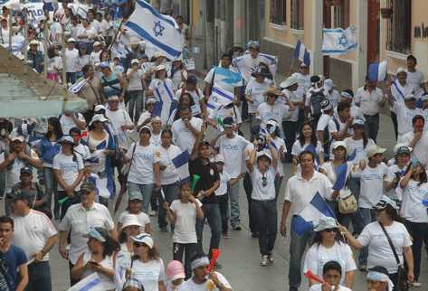 Grupo guatemalteco protestó este domingo contra respaldo que el país le dio a Palestina. (Foto Prensa Libre: Esbin García)